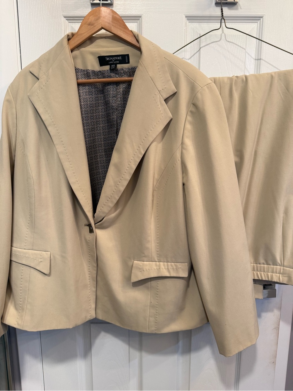 Signature by Larry Levine Tailored Beige Blazer And Pants Suit beautiful lining